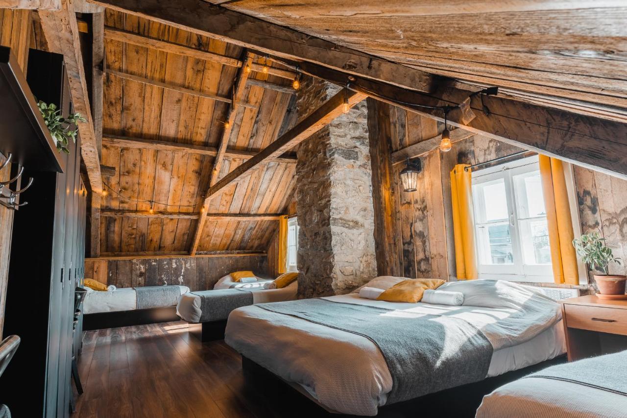 De L'ouest Hostel *